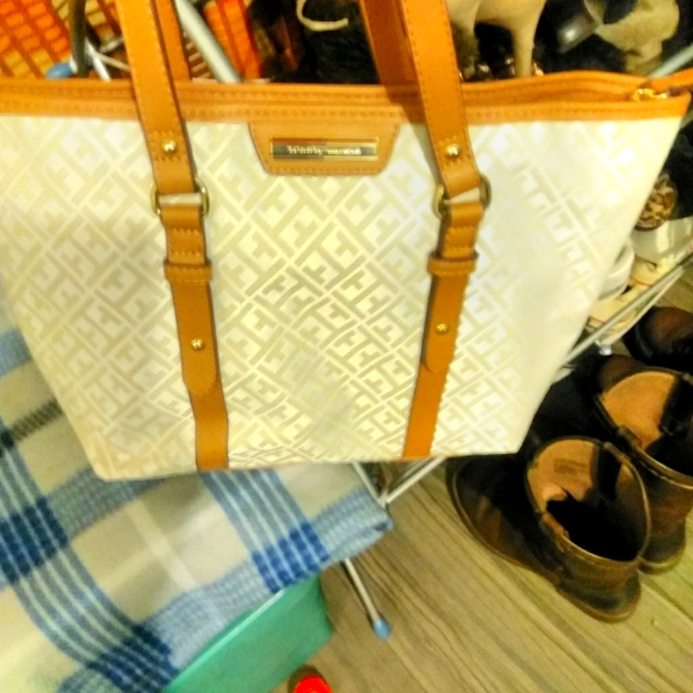 Woman's Tommy Hilfiger Shoulder Bag. Medium size new without sales tags.